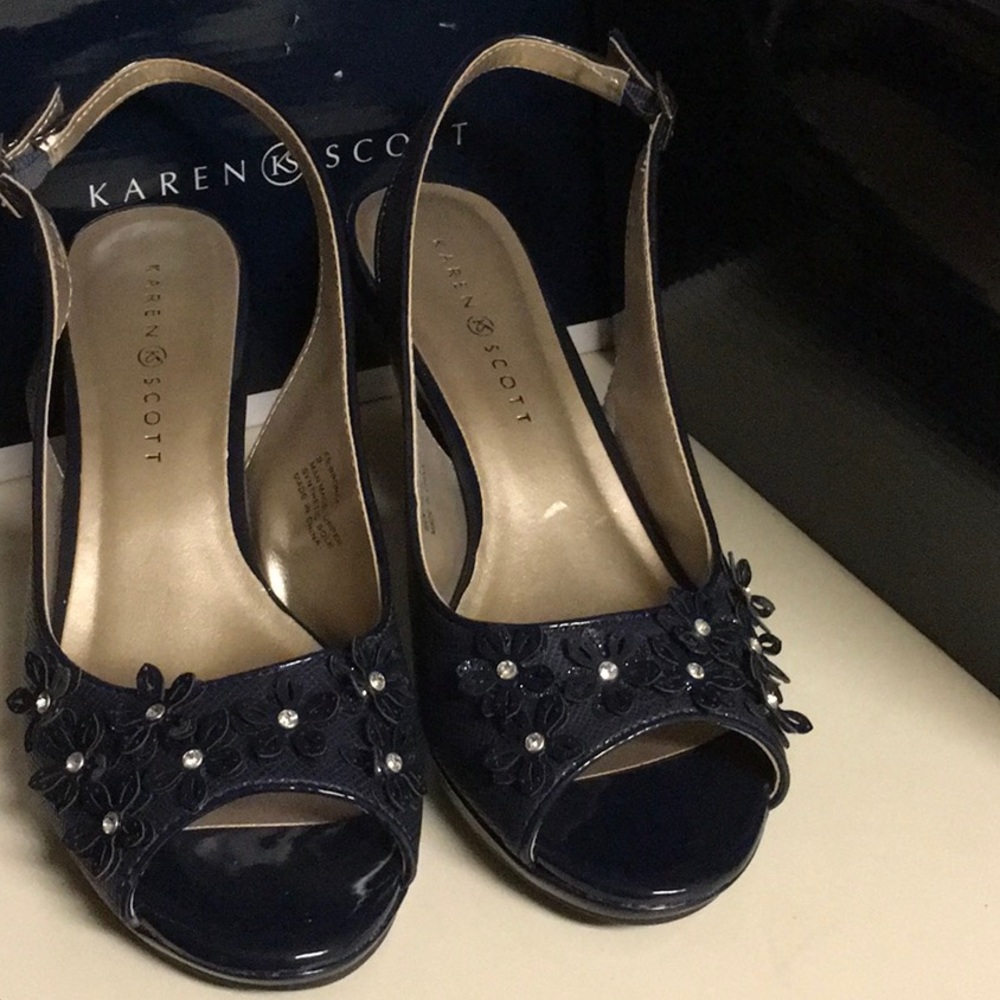 Karen Scott Navy Bronaa size 9M sling back heels.